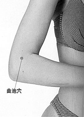 曲池穴有清热通络、调气血的功效